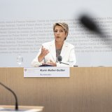 "Nous ne pouvons pas choisir arbitrairement 10'000 personnes et les évacuer" d'Afghanistan, affirme la ministre de la justice Karin Keller-Sutter (archives).